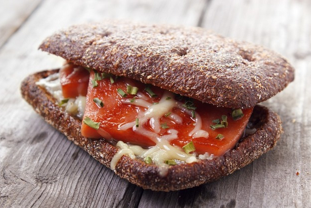 Бутерброд с цельнозерновым хлебом принесет нашему организму витамины и клетчатку