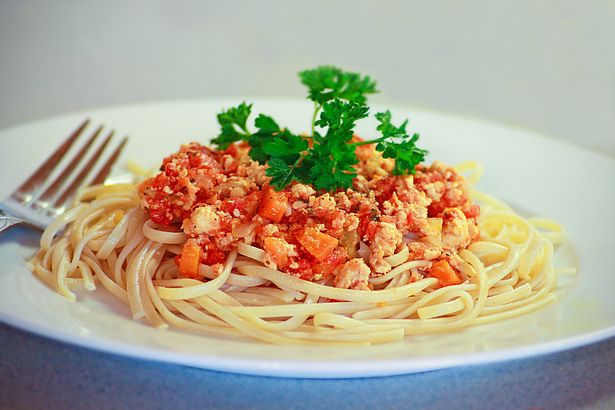 В спагетти часто добавляют овощи и фарш