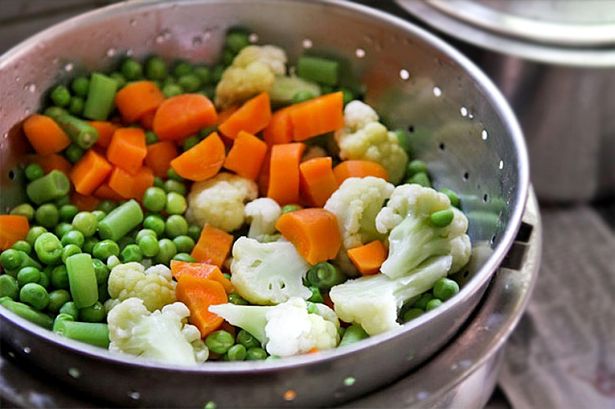 Готовьте овощи на пару или кушайте сырыми - в них сохранятся все витамины