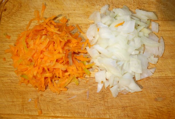Лук и морковь мелко порезать